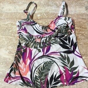 Island Escape woman’s tankini swim top. Size 6.